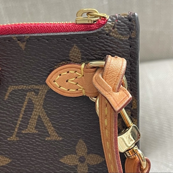 **SOLD** Wristlet - Picture 7 of 9